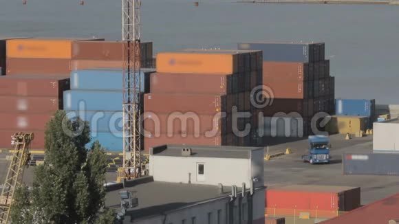 海港的仓库集装箱视频的预览图