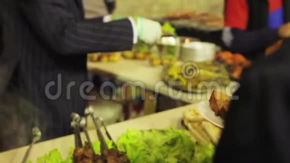 街头美食节上美味可口的烧烤穿西装的卖胆者视频的预览图