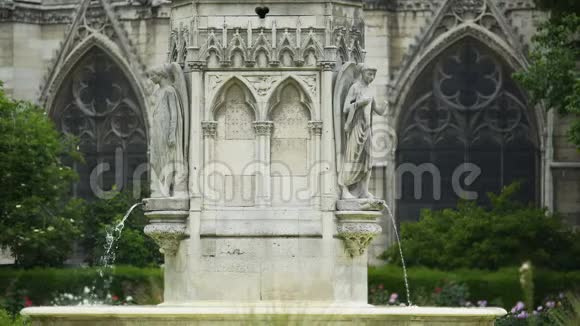 圣母喷泉和巴黎圣母院著名景点法国视频的预览图