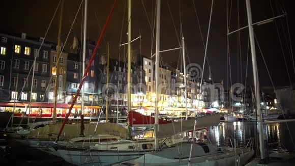 夜晚美丽的法国城市停泊在堤岸附近的船只和游艇视频的预览图