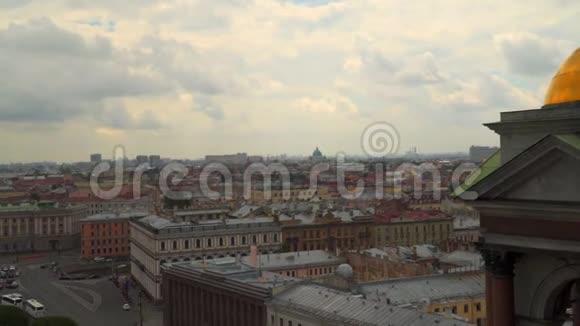 从圣以萨克大教堂的柱廊俯瞰圣彼得堡视频的预览图