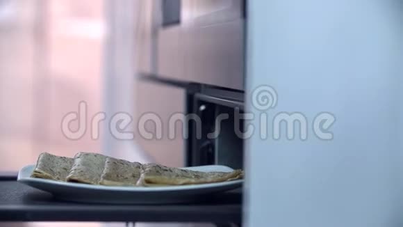 白色盘子上的煎饼视频的预览图