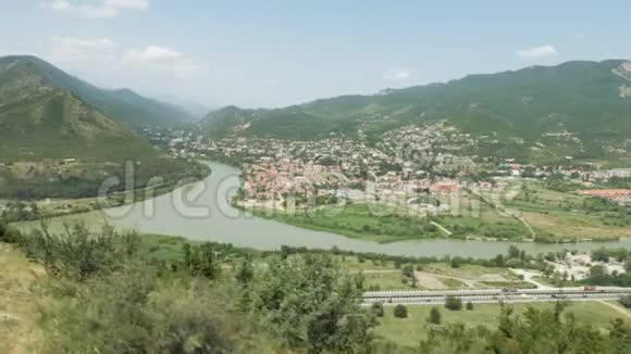 从Jvari地区到乔治亚州的Mtskheta古城景观视频的预览图