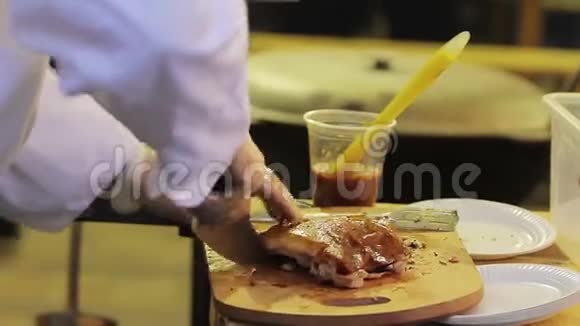 厨师长把肥肉切成块不健康的食物和健康问题视频的预览图
