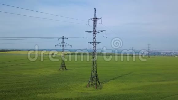 绿野上的高压电源塔视频的预览图