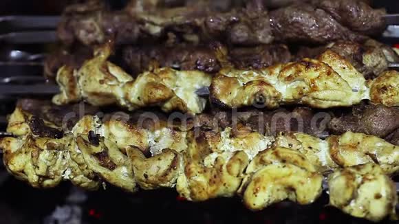 木炭烤架上的油腻炒肉有害健康的不健康食品烧烤视频的预览图