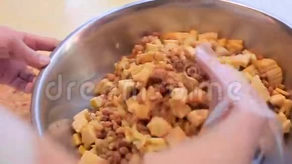 厨师把水果混合在碗里视频的预览图