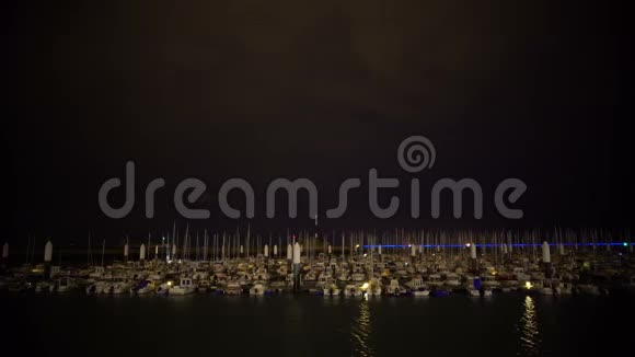 大型游艇码头的卡明夜景船上的停车场交通工具视频的预览图