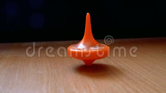 桌上的橙色旋转视频的预览图