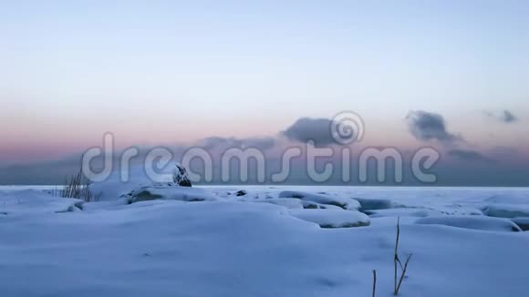 云在白雪覆盖的田野上移动视频的预览图
