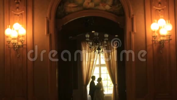 新婚快乐的人是在美丽的巴洛克风格的宫殿里的dencingwalz视频的预览图