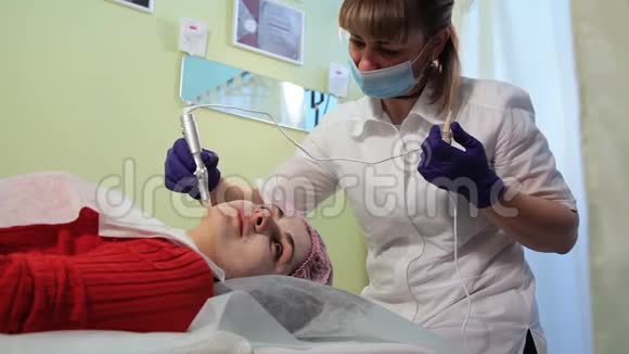 那个女孩在手术过程中bb发光在美容师接待处的那个女人创新技术视频的预览图