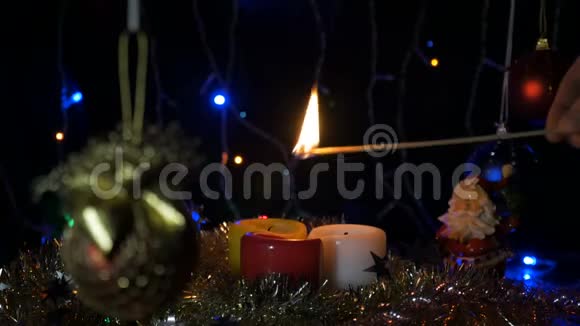 点燃新年蜡烛长长的火柴在圣诞节前夕回家度假视频的预览图