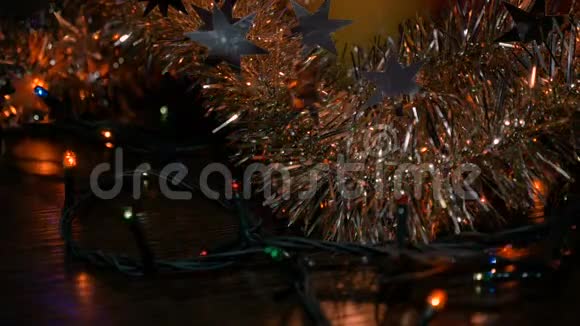 新年灯光闪烁圣诞装饰品和罐头背景模糊视频的预览图