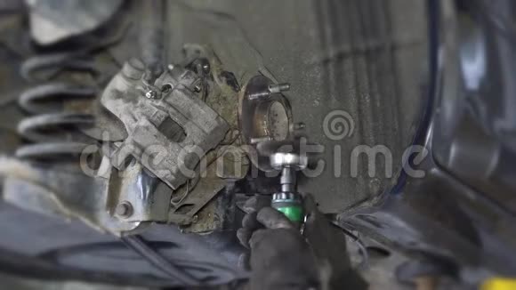 机械工手用砂轮机打磨生锈的汽车制动系统部件视频的预览图
