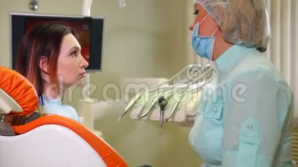 牙医告诉病人他治疗牙齿的器械视频的预览图