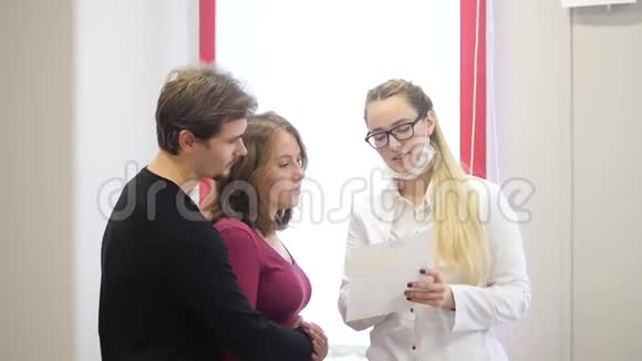 女医生和这对夫妇谈话视频的预览图