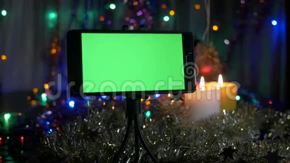 新年的背景前景是一个绿色屏幕的智能手机很好的机会加入你的问候视频的预览图
