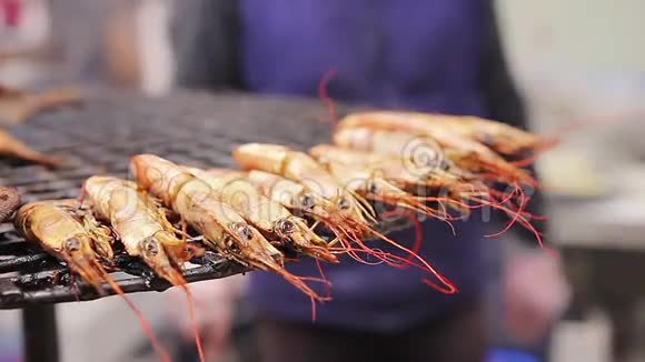 地中海美食烤鱼和虾在户外做饭视频的预览图