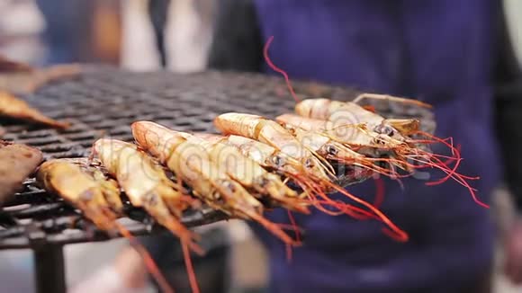 街上各种海鲜美食美食女售货员地中海风味视频的预览图