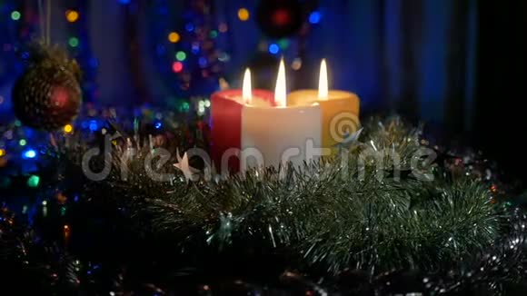 新年蜡烛圣诞装饰品有彩色灯光的模糊背景摄像机的移动视频的预览图