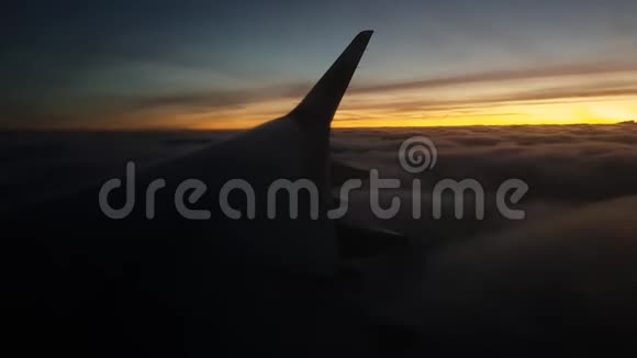 日落后飞机在天空中高高飞起从侧面窗口查看视频的预览图