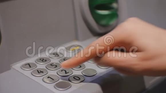 女人用提款机女性手在ATM键盘上输入密码视频的预览图