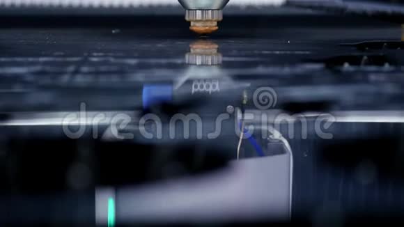 切割金属火花从激光上飞来带有火花的工业激光切割机编程机器人的头部与视频的预览图