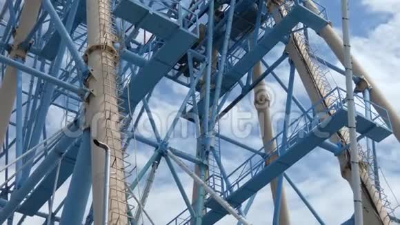 大型摩天轮的特写镜头大型金属建筑视频的预览图