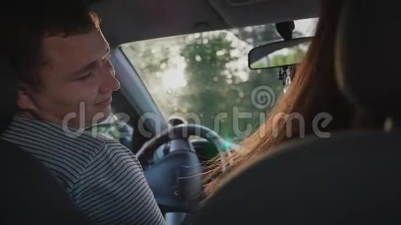 在车里的浪漫情侣一起快乐夏天的太阳视频的预览图
