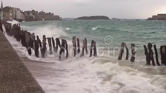 圣马洛海滩在夏季的一个暴风雨的日子里涨潮视频的预览图