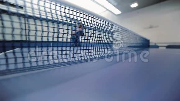 在网球网上打乒乓球的年轻人视频的预览图