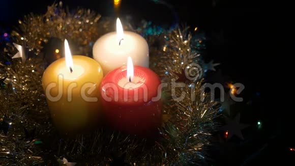 新年蜡烛特写和圣诞装饰品有彩色灯光的模糊背景从顶部看视频的预览图