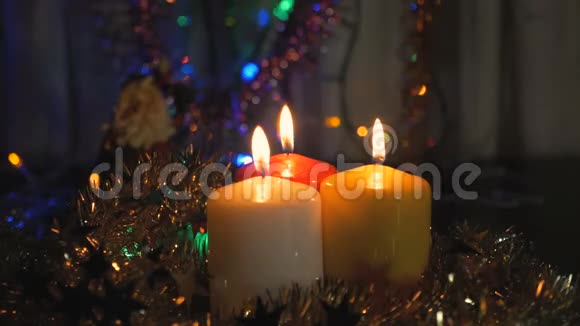 新年蜡烛和圣诞装饰品有彩色灯光的模糊背景视频的预览图