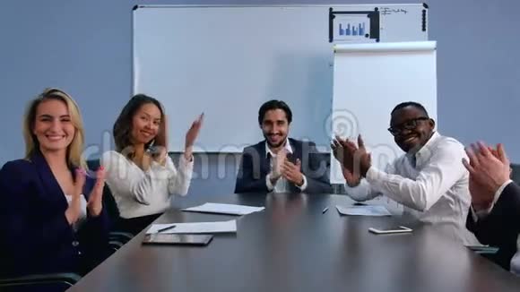 满意的自豪的商业团队拍手和看相机在一个现代化的办公室视频的预览图