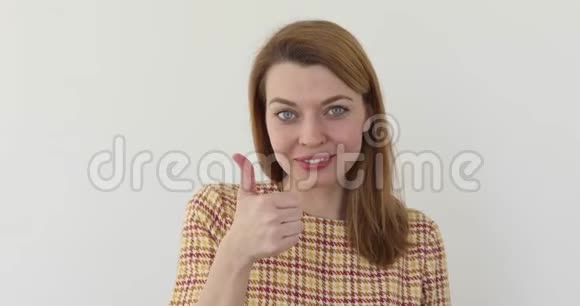 年轻快乐开朗的女人伸出大拇指视频的预览图