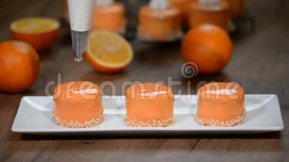 用鲜奶油装饰小橙子蛋糕视频的预览图