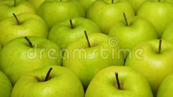 红苹果在绿苹果桌子上有许多苹果健康饮食视频的预览图
