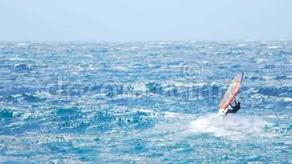 熟练的人在海洋中冲浪健康的生活方式爱好美丽的景色视频的预览图