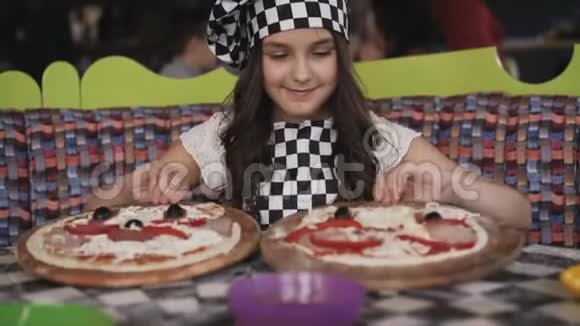 那个年轻女孩在镜头前展示了两个比萨饼4K视频的预览图