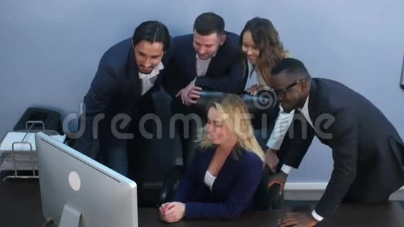 一群多种族的商人看着笔记本电脑屏幕举行视频会议视频的预览图