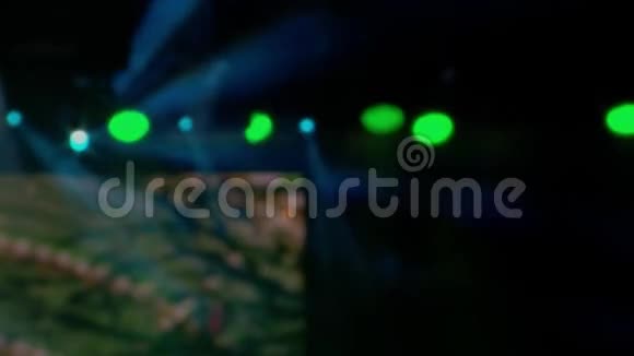 明亮的舞台灯光闪烁聚光灯与激光软焦效应视频的预览图