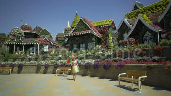 金发女郎带着彩色彩虹伞散步坐在花园的长凳上有趣的快乐梦可爱视频的预览图