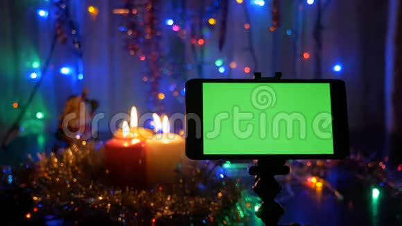 新年的背景前景是一个绿色屏幕的智能手机很好的机会加入你的问候视频的预览图