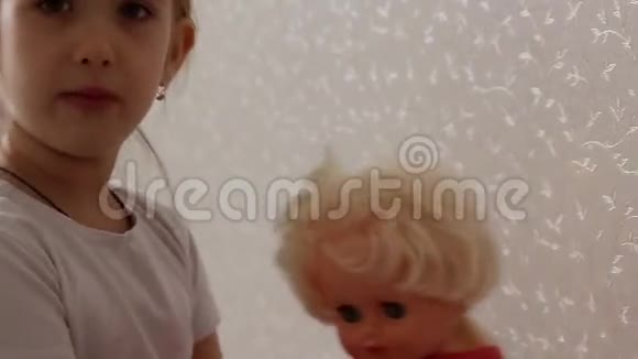 可爱的小女孩在娃娃家玩视频的预览图