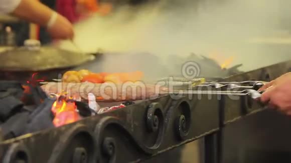 街上的厨师烤串和蔬菜在胸罩上传统美食视频的预览图
