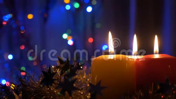 新年蜡烛和圣诞装饰品有彩色灯光的模糊背景相机的运动是视频的预览图