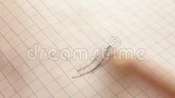比特币用铅笔刻在笔记本上孵化出现在细胞的线条上视频的预览图