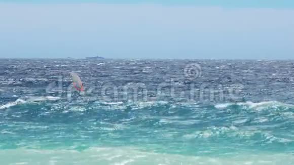 强壮勇敢的人在浅蓝色的海面上冲浪高速极限运动视频的预览图