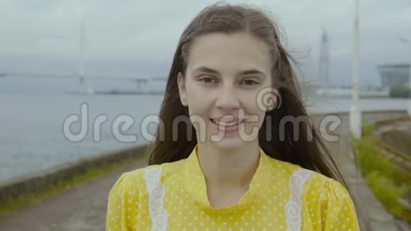 美丽的女孩站在码头上微笑着背景是一座桥在斯洛文尼亚视频的预览图